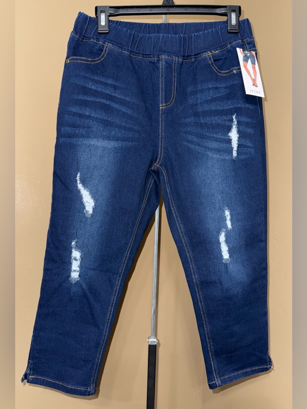 NWT JVINI Dark Wash Distressed Jean Jegging Capris. Size Large.